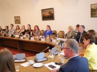 Odpovědnost člověka za zvíře v jeho péči: Kulatý stůl v Poslanecké sněmovně otevřel téma etiky, legislativy i mezioborové spolupráce